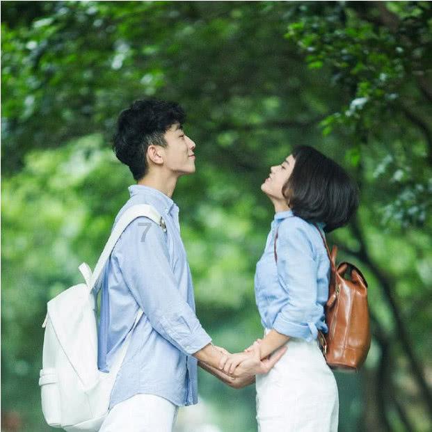 为情所困做傻事，男子跳楼被拽回，现场画面
