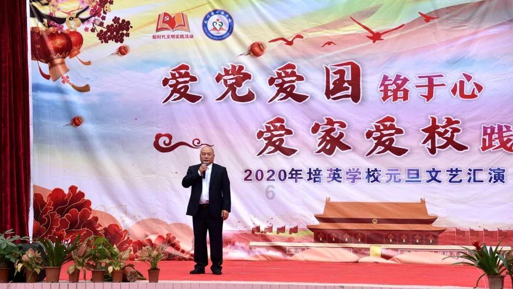 可爱啄木鸟逃脱