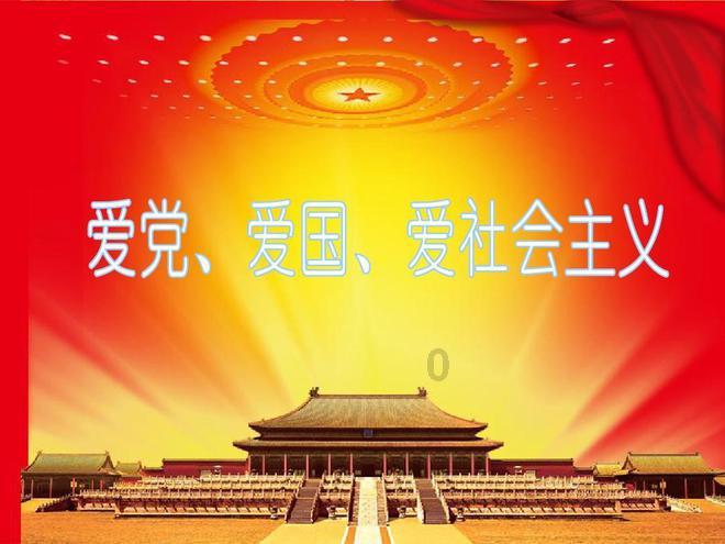 白色背心搭配黑色瑜伽裤,展现出青春洋溢的气息和魅力