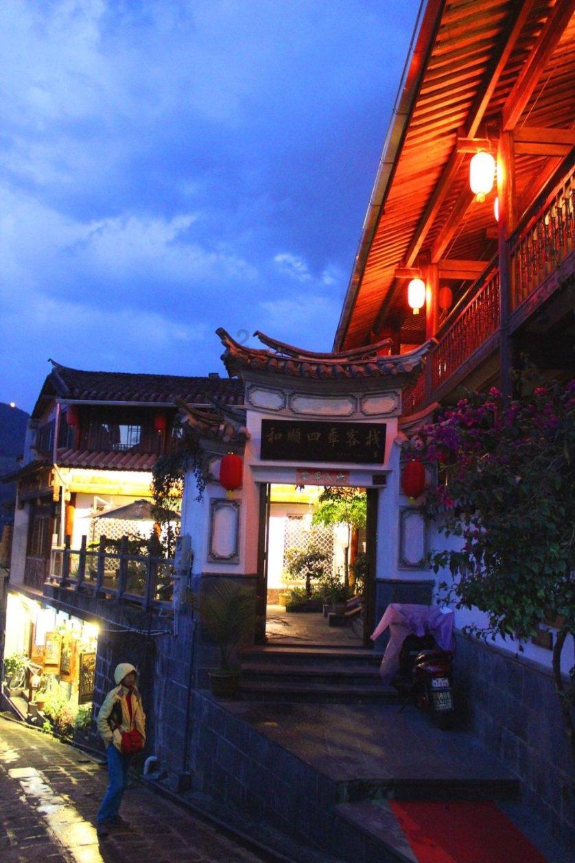 白衬衫怎么穿搭出时髦感?-分享美食、旅行、生活点滴的红迪网