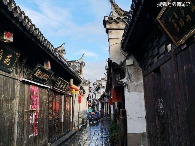 春运首日成都公交集市开幕
